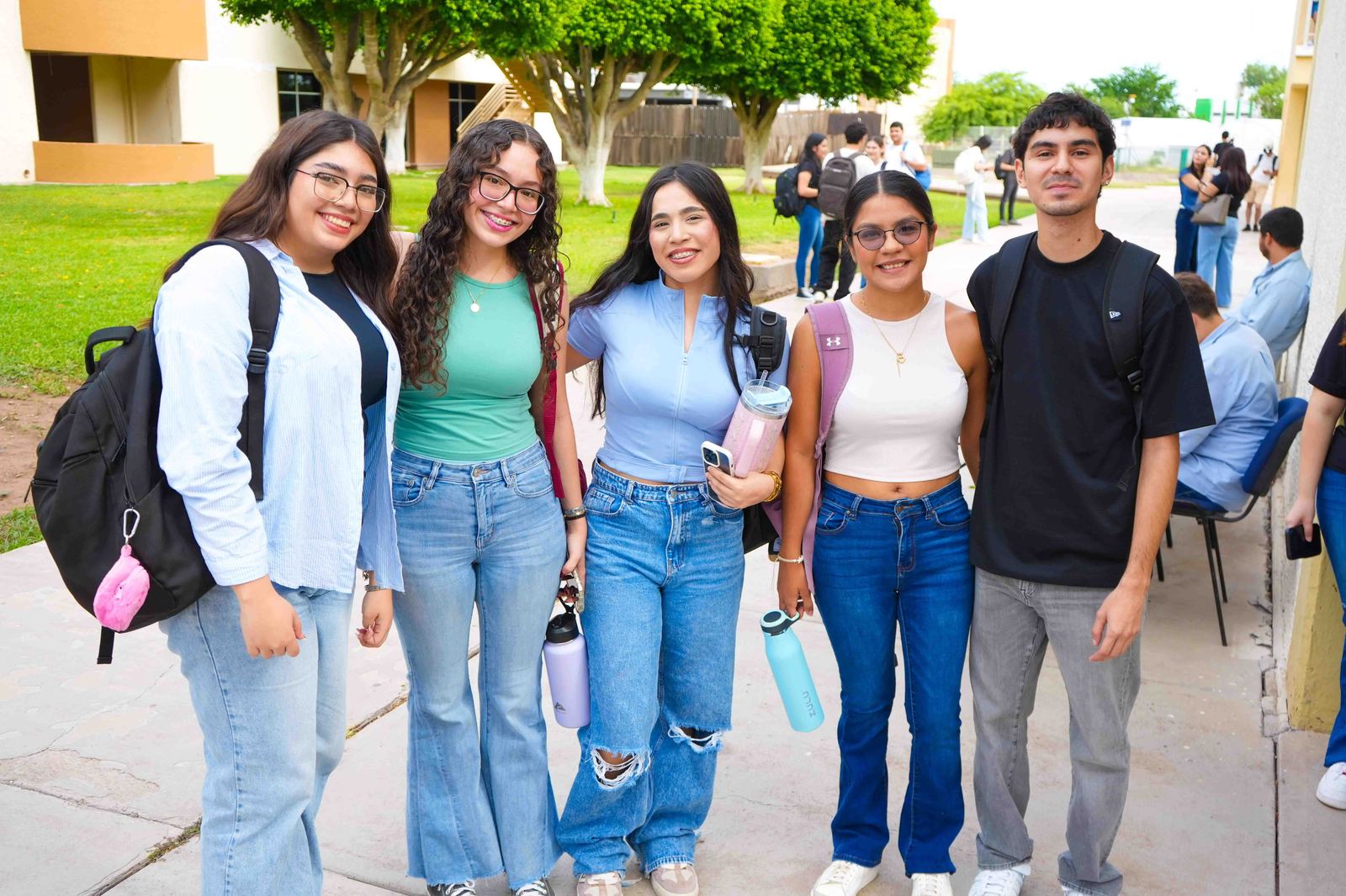 Estudiantes de la comunidad ITSON en el campus